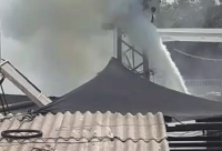  فيديو: احتراق محوّل كهرباء في مدينة اللد وانقطاع الكهرباء عن البيوت